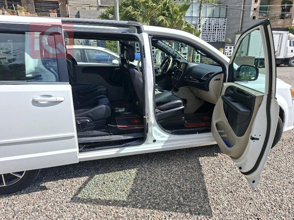 دودج جراند كارافان